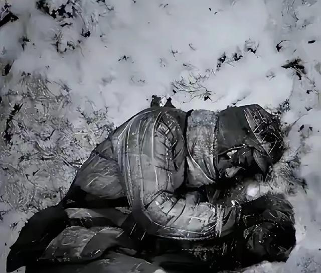 1950年，长津湖战役中，17岁的朱彦夫重伤昏迷，被美军补刀划开肚子，疼醒之后他