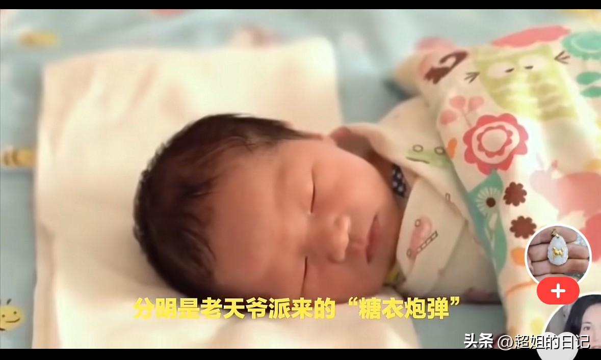 小马宝满月了，这个孩子太可爱了。
很多人叫他汪宝是不对的，因为他随妈妈姓。
这个