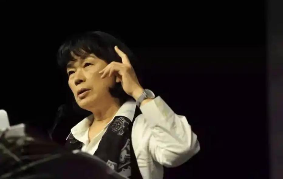一位社会学家非常现实的话：
“只要你去伺候，一个屎尿屁都不能自理的老人，不用多，