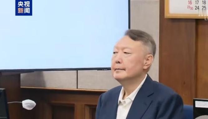 韩国宣布了！ 9月26日，韩国前总统尹锡悦来到首尔中央法院，出席他涉嫌以特殊手段