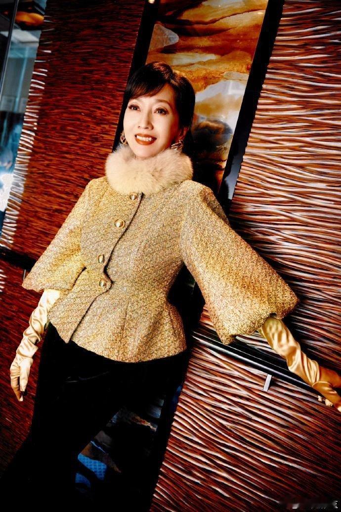 赵雅芝一身金服，摆出白娘子施展法术的招牌动作，真的要配上那句：蛇年，都会旺旺哦。