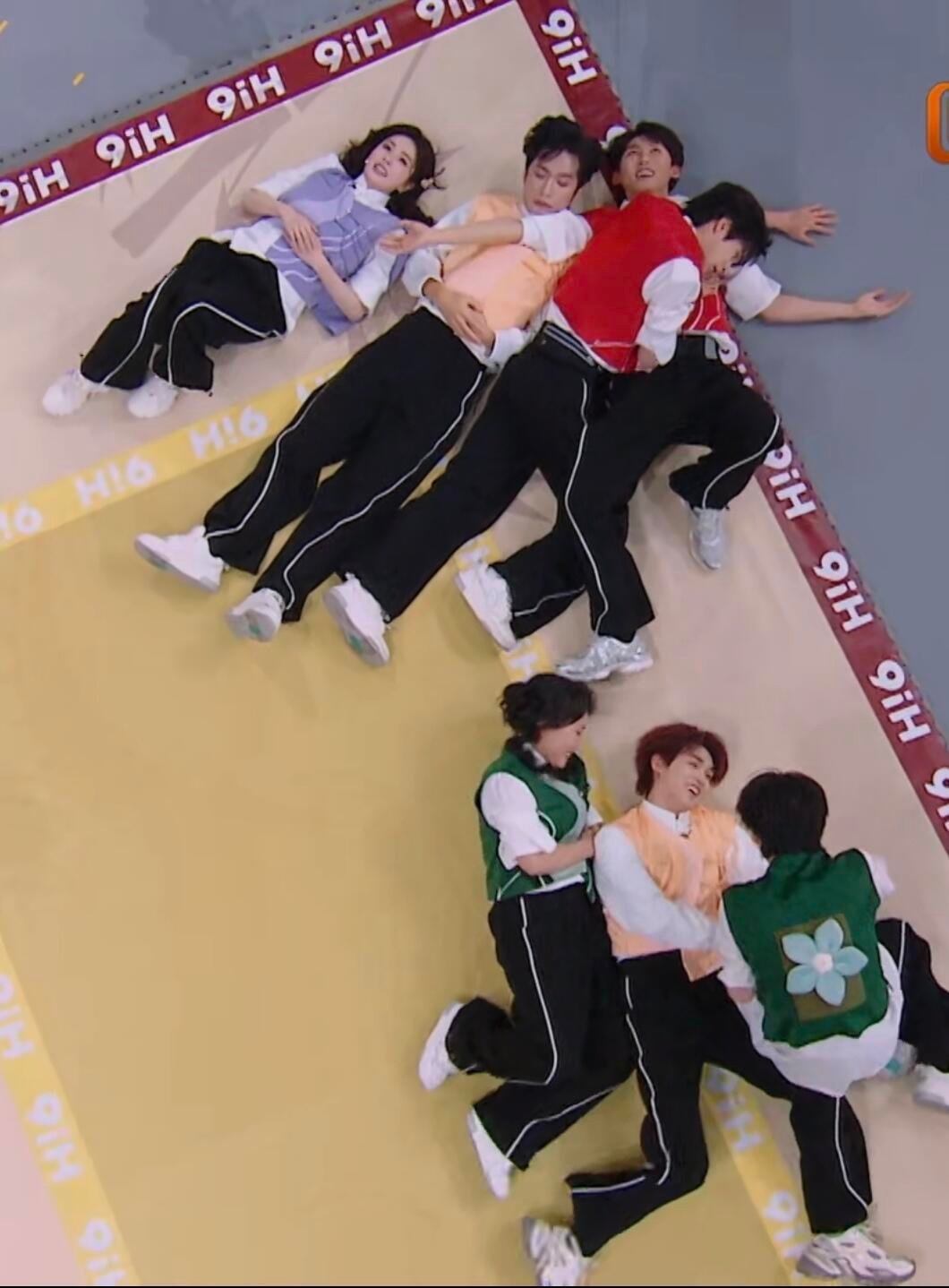 就是说，是不是太暧昧了这个游戏全躺地上了 