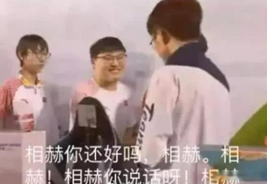 直接抽外卡！！！S16瑞士轮首轮T1开门红[点赞]难道要保Faker和T1接着连