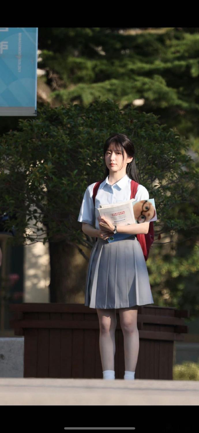 包上恩这张脸演校花拿什么输 校服配甜脸，初恋感爆棚！《炽夏》路透这造型，谁看了不