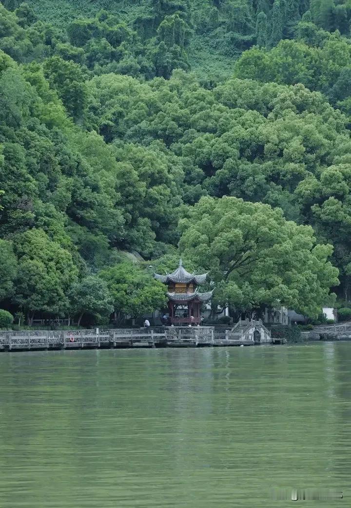 上联：河边风戏柳，请对下联岭上雨淋村