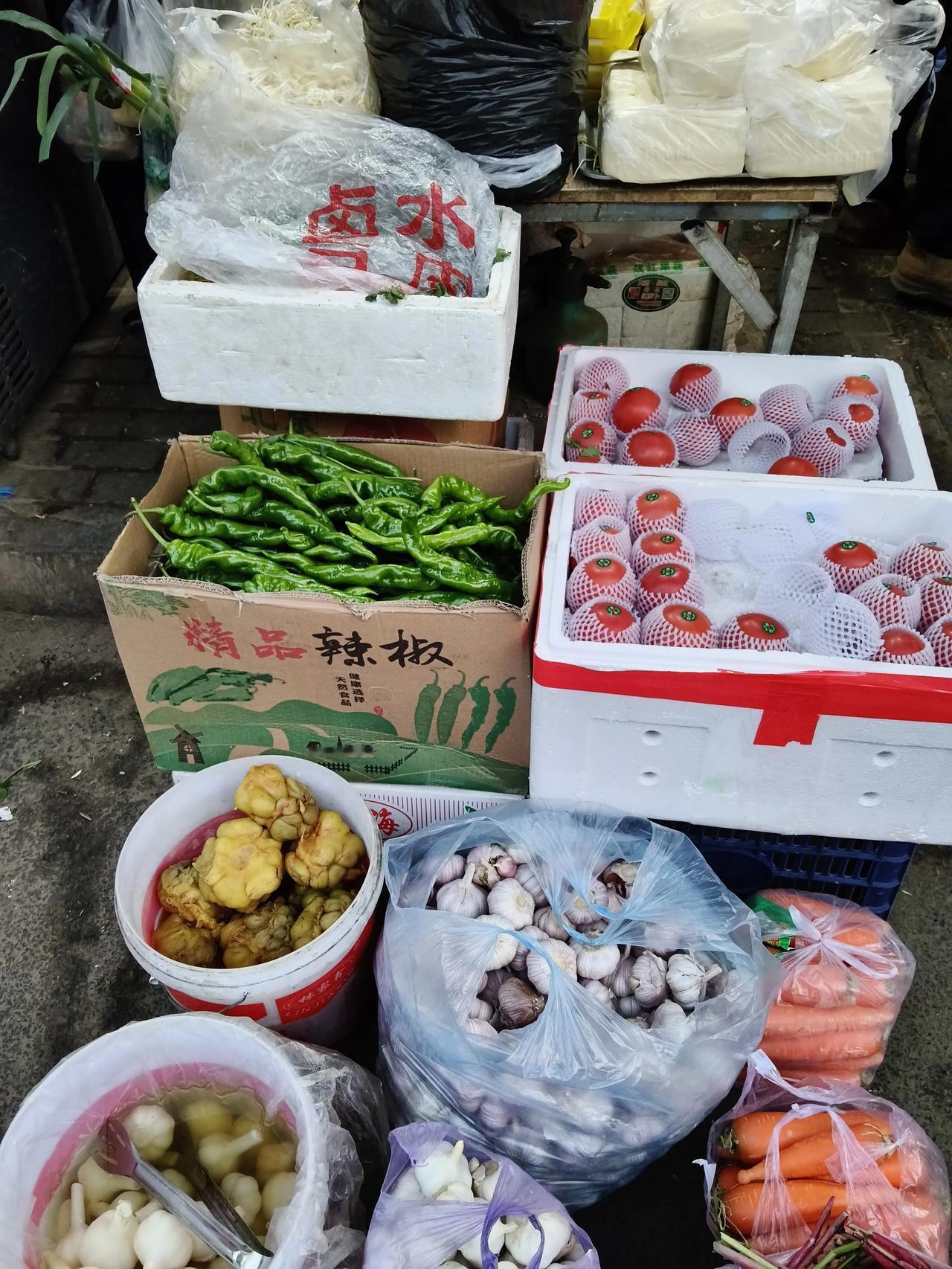 今年的蔬菜价格高的离谱，不知道这个冬天你们都是怎么过的。
跑到菜摊上去买菜，价格