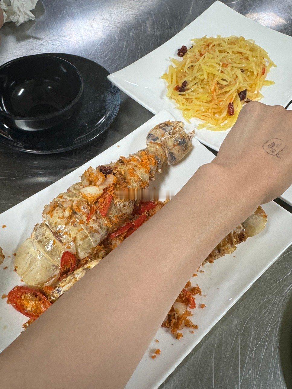 仙本那中国厨房海鲜餐厅， 就这三个菜300+味道很一般啊，皮皮虾也没味儿，果然小