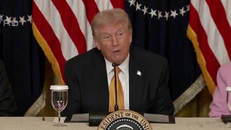 凤凰新闻【遭北约背刺，特朗普怒了：愚蠢！美国一定会“记仇”】据凤凰卫视报道，美国