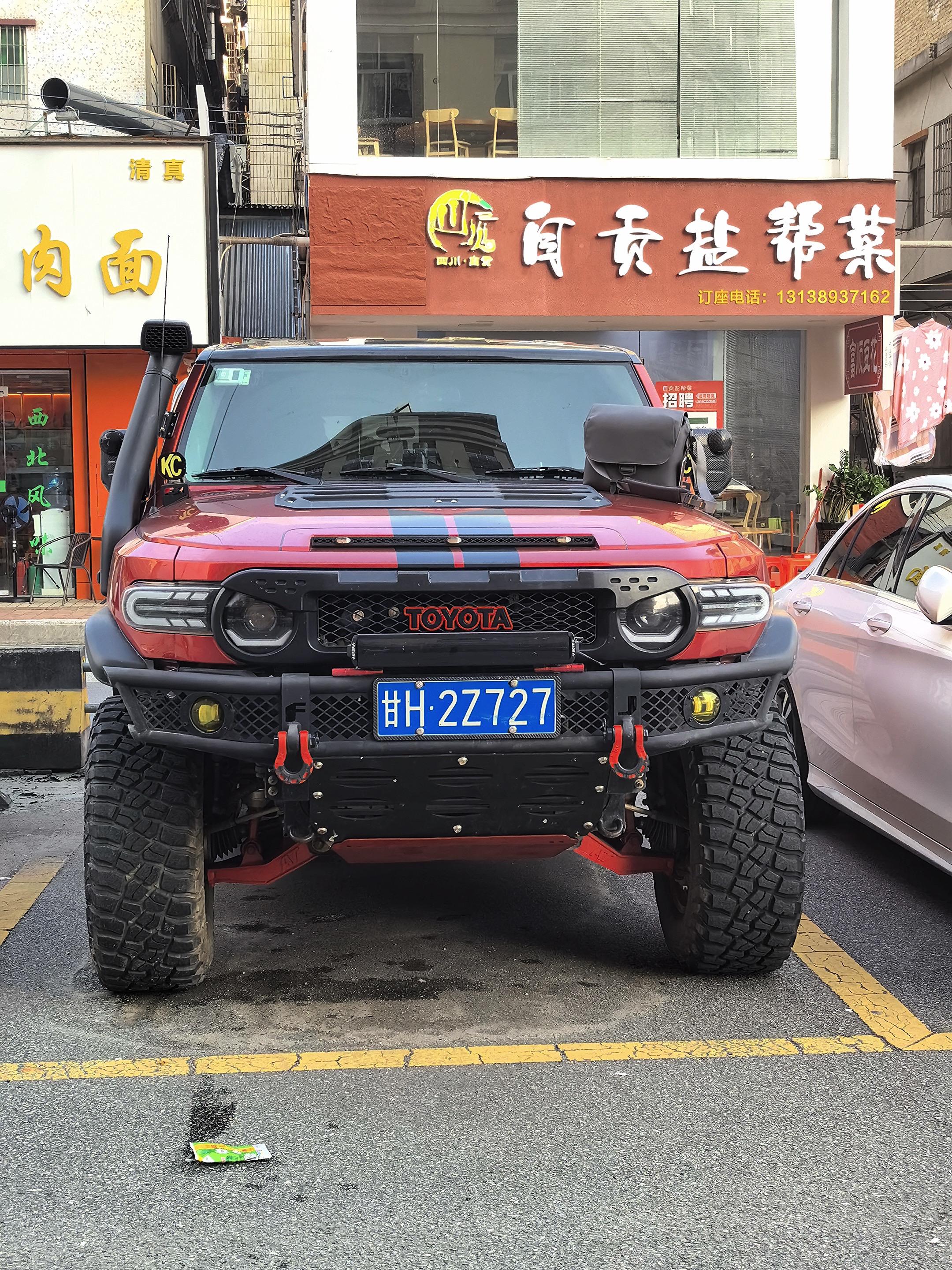 打造的两台不同风格的FJ，你更喜欢哪台？