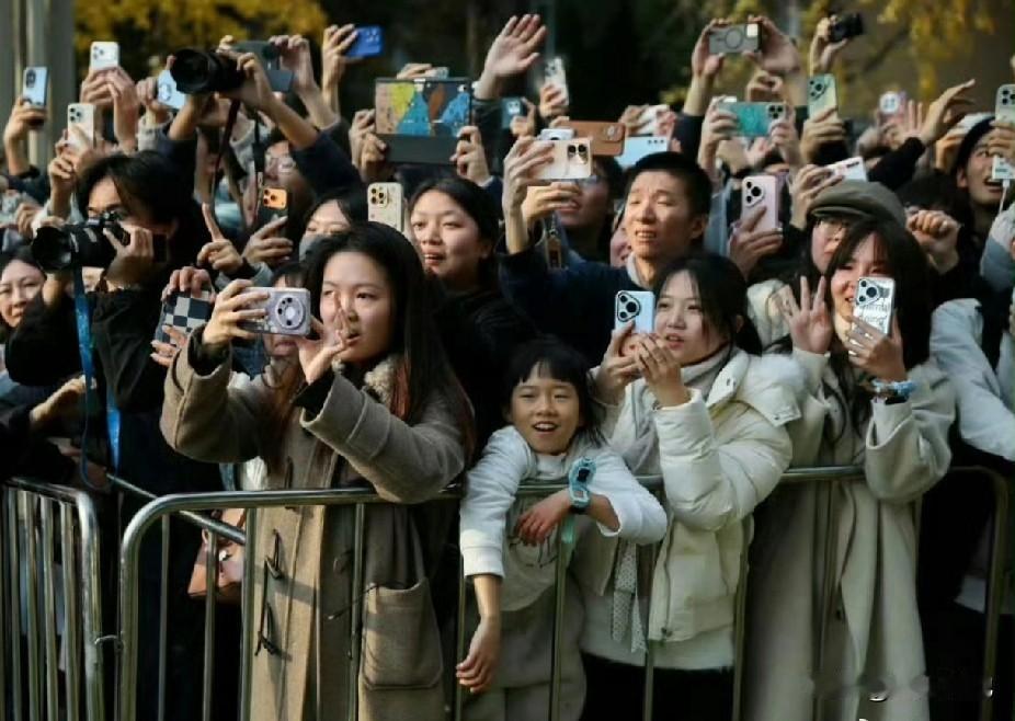 马克龙访华时，许多网友留意到川大学生的手机。