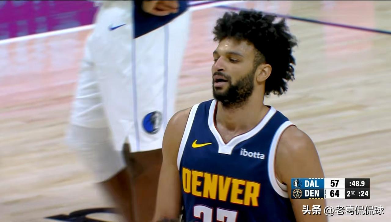 掘金超级后卫穆雷真是天神下凡了！在今天掘金主场迎战独行侠的比赛中，目前双方半场战