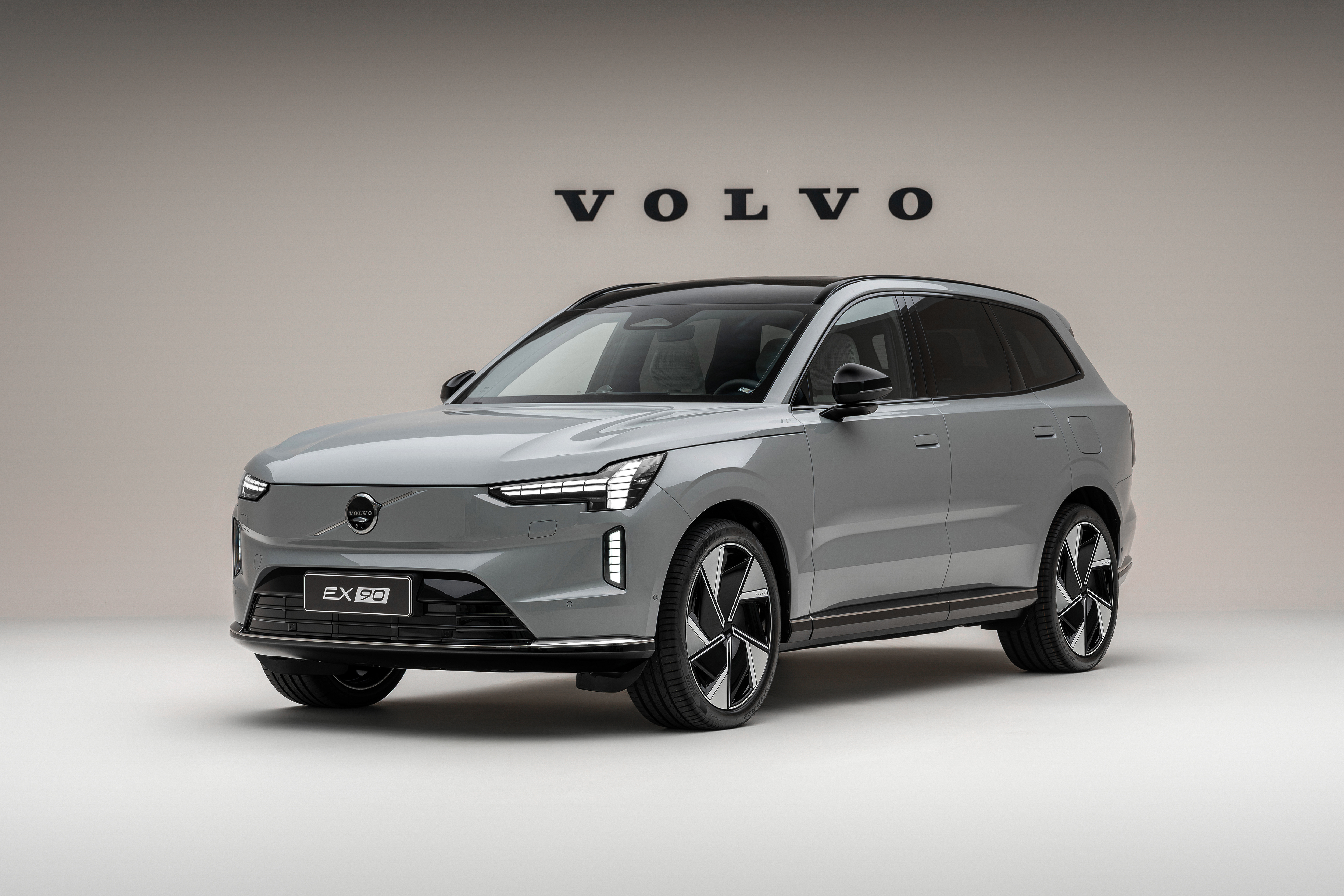 沃尔沃纯电双旗舰开启预售 纯电车的安全底线，本质考验的是电池安全管理与防护硬实力