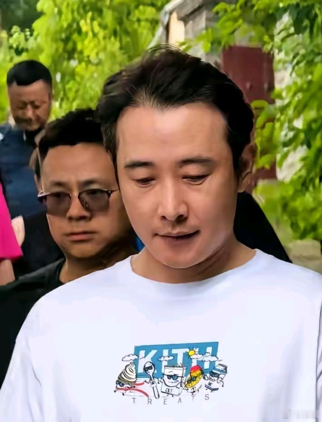 罗晋看着像个老大爷了。这个发际线是头套带的吗？？？ 