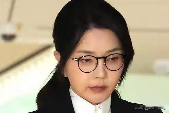 据央视报道，韩国前总统夫人金建希首案一审获刑1年8个月，仅收受高价财物罪成立，其