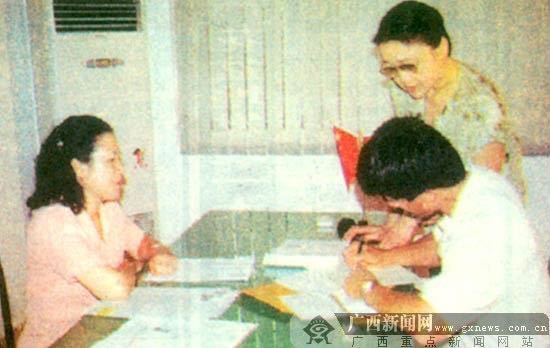 【来自投稿】1998年7月，演员陈冲于广西南宁领养了一对双胞胎姐妹，图为与福利院