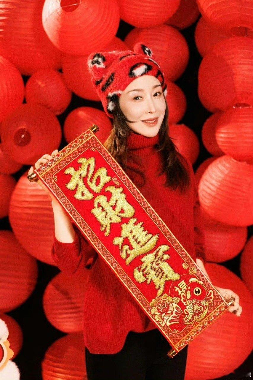 孙悦时隔27年再唱欢乐中国年 “恭喜恭喜中国年，五谷丰登笑开颜……”前奏一响，年