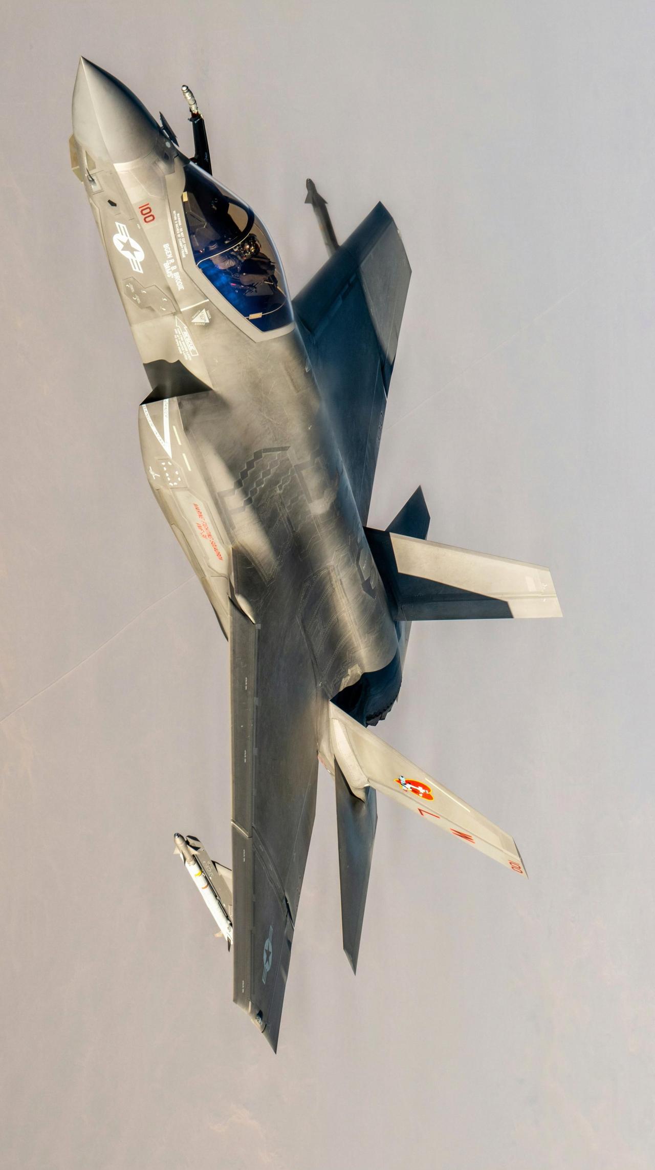 今日壁纸：美国🇺🇸F-35“闪电”隐形战斗机，外号肥电，看着也不肥啊，角度问