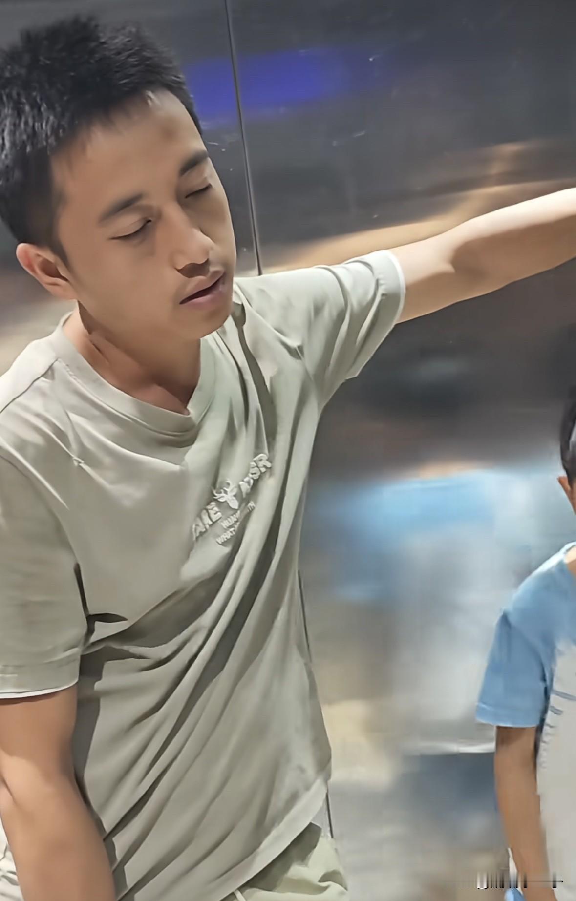 最后你还是没有让他回去休息，而是写了一篇小作文感动了自己……
一网友分享晚饭后一