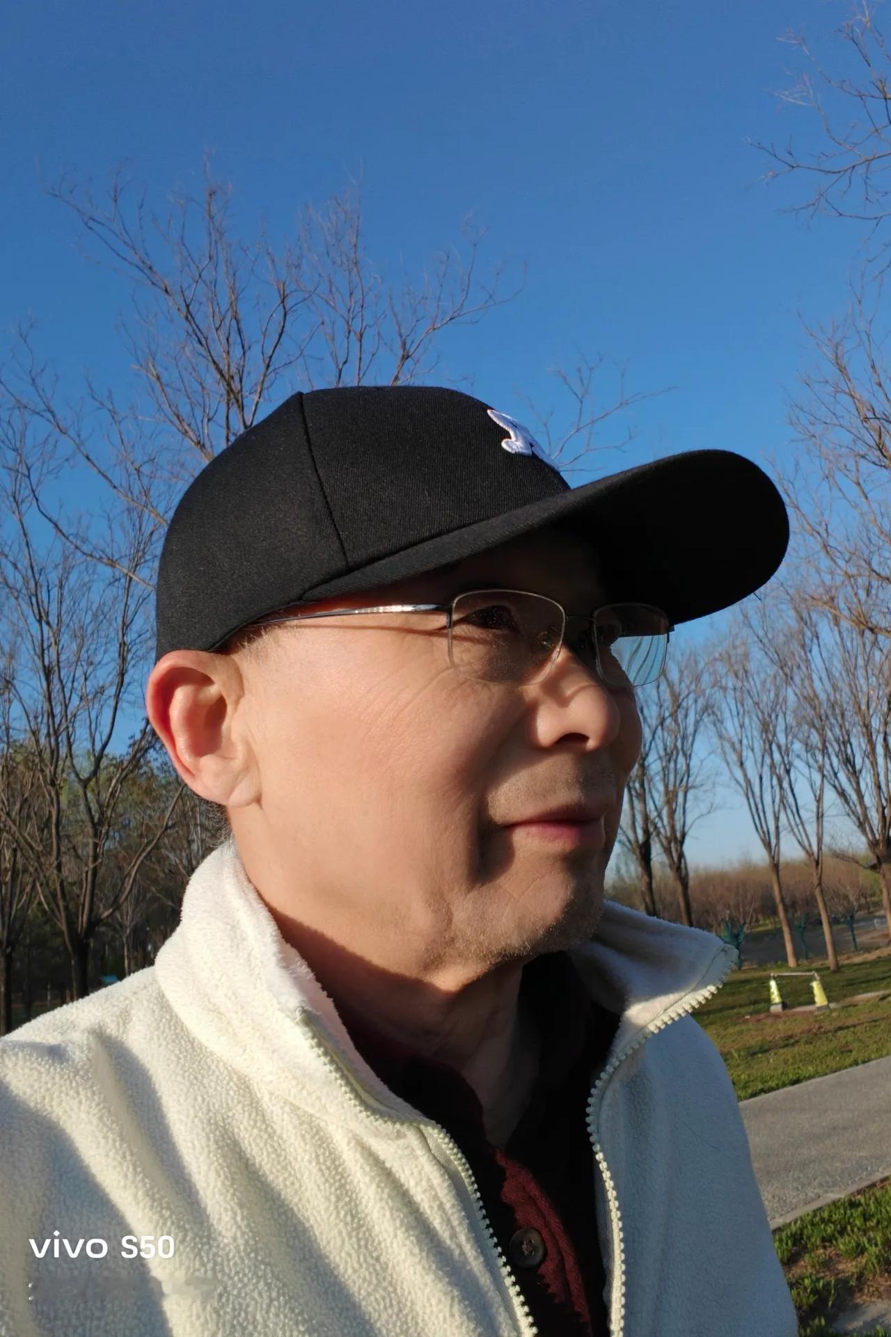 他是谁？明眼人一看便知。金诗元同意“jek稳”的观点，他顶多是个“伪气功类人物，