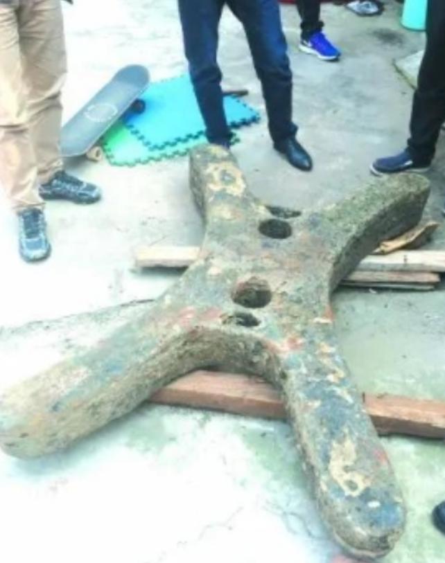 2008年7月，南京一位渔民将一块大磁铁扔进了秦淮河，希望能吸上点破铜烂铁，没曾