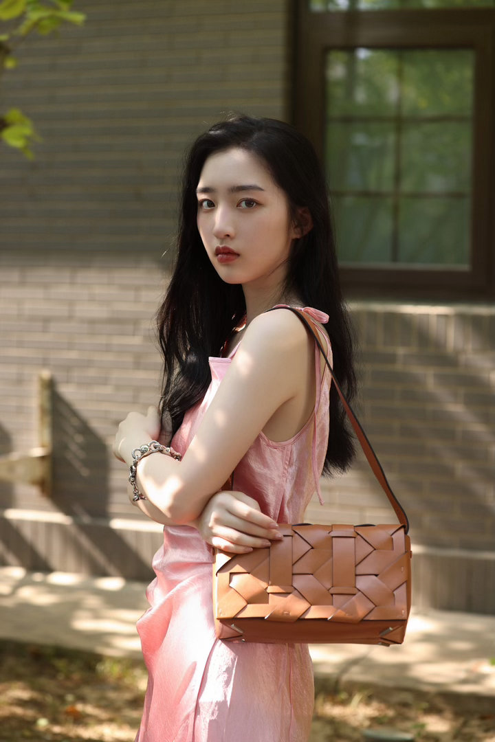 邓恩熙香香软软的小蛋糕 这种干净清澈的少女感在现在的荧幕上越来越少了。不是滤镜磨