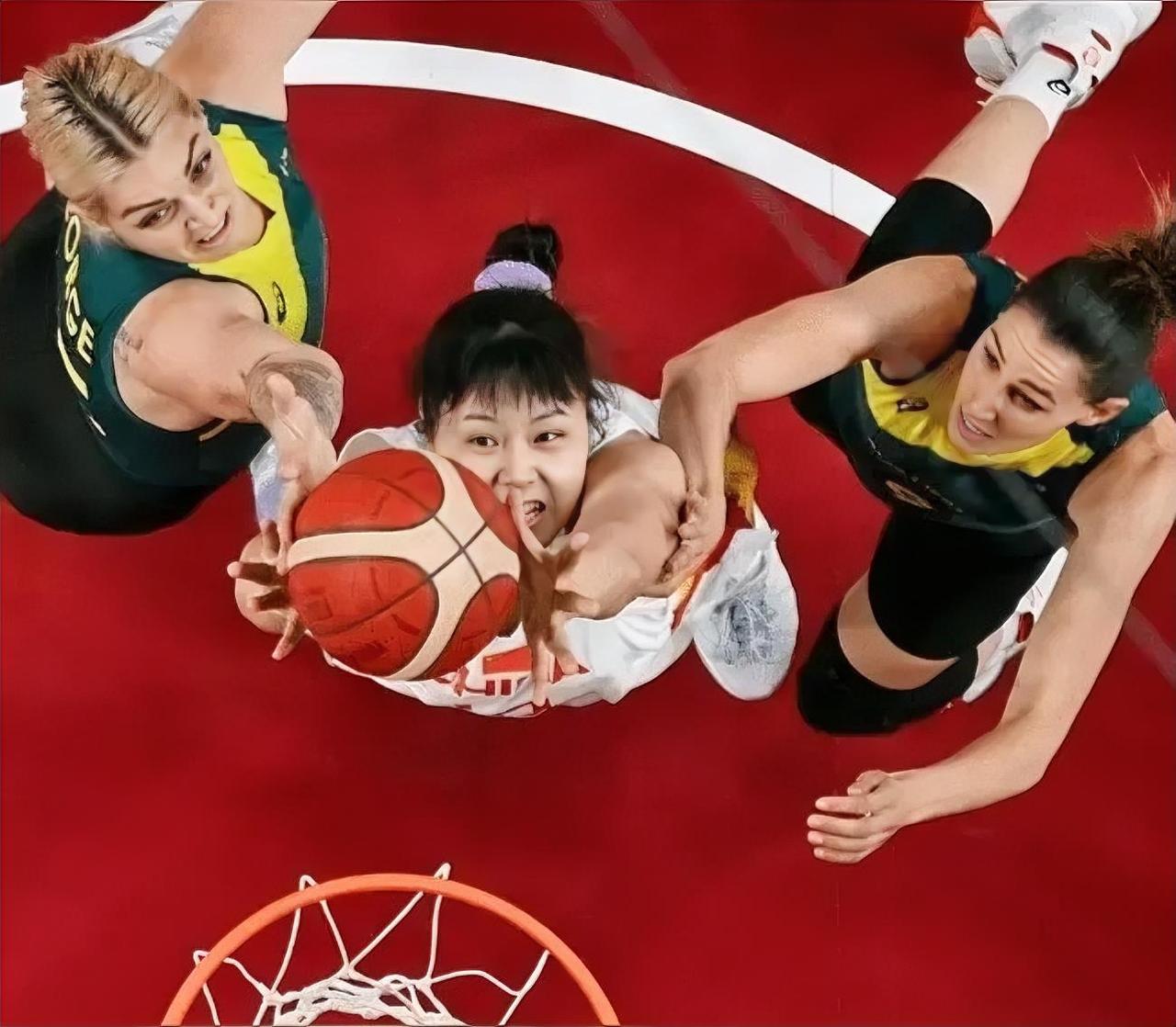 中国女篮两场热身赛只赢了巴西5分和6分，比利时队资格赛却赢了巴西队足足29分，那