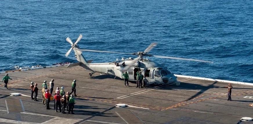 美军“尼米兹”号航母的一架MH-60R“海鹰”直升机与一架F/A-18F“超级大