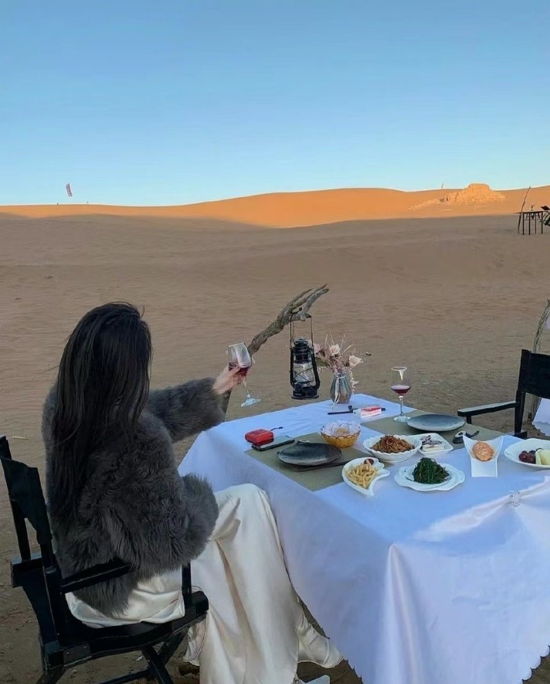 世界上最痛苦的距离就是你不在我身边 却住进了我心里 我到底欠了你什么 连做梦都是