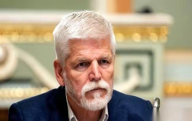 捷克总统帕维尔，当着乌克兰总统泽连斯基的面，话不多。
他说，我们准备给你一批战机