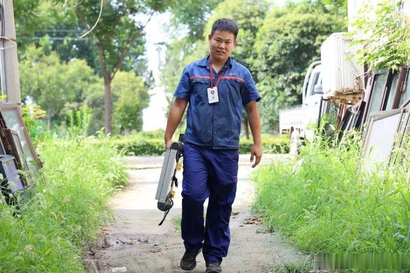 自媒体直播复盘、数据统计，依赖稳定宽带，突发断网导致工作停滞。刁师傅牺牲休息时间
