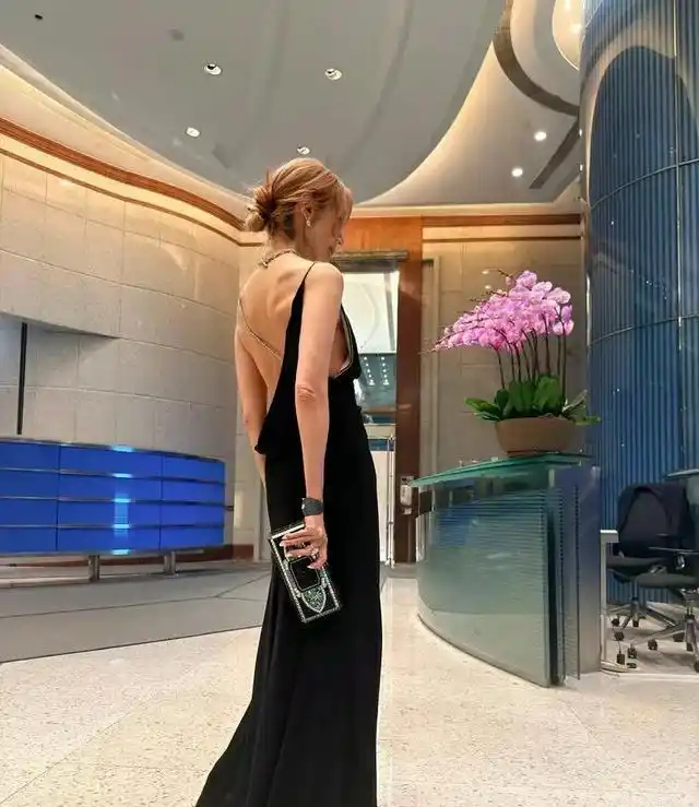 55岁李嘉欣一张露背照惹争议，伦敦探望儿子后，舆论风向变了