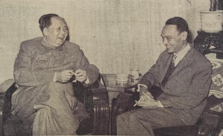 毛泽东主席和柬埔寨西索瓦特·西里克·玛塔克大使亲切谈话。
新华社记者孟庆彪摄