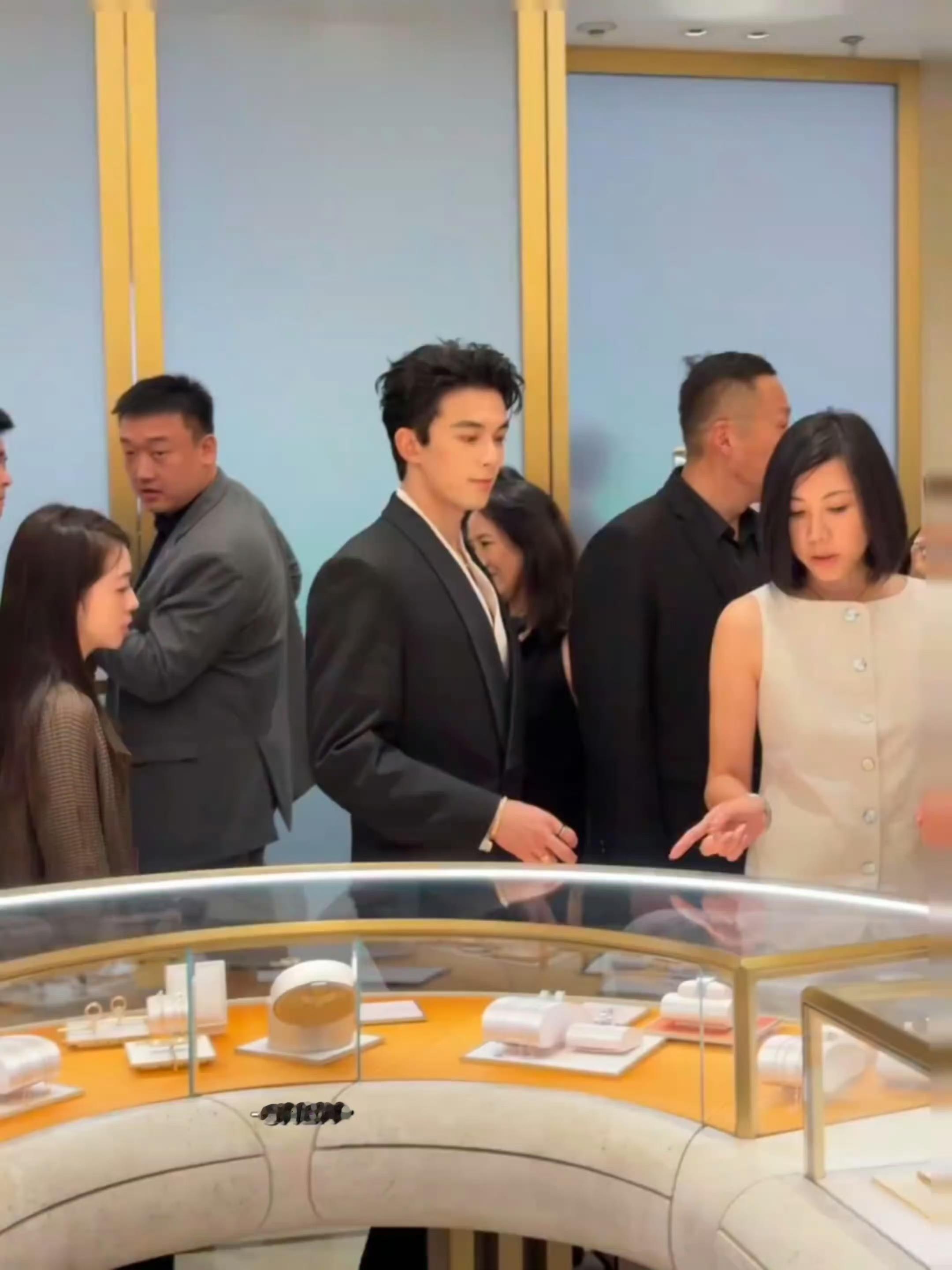吴磊今日宝格丽品牌活动路透，好矜贵的帅哥