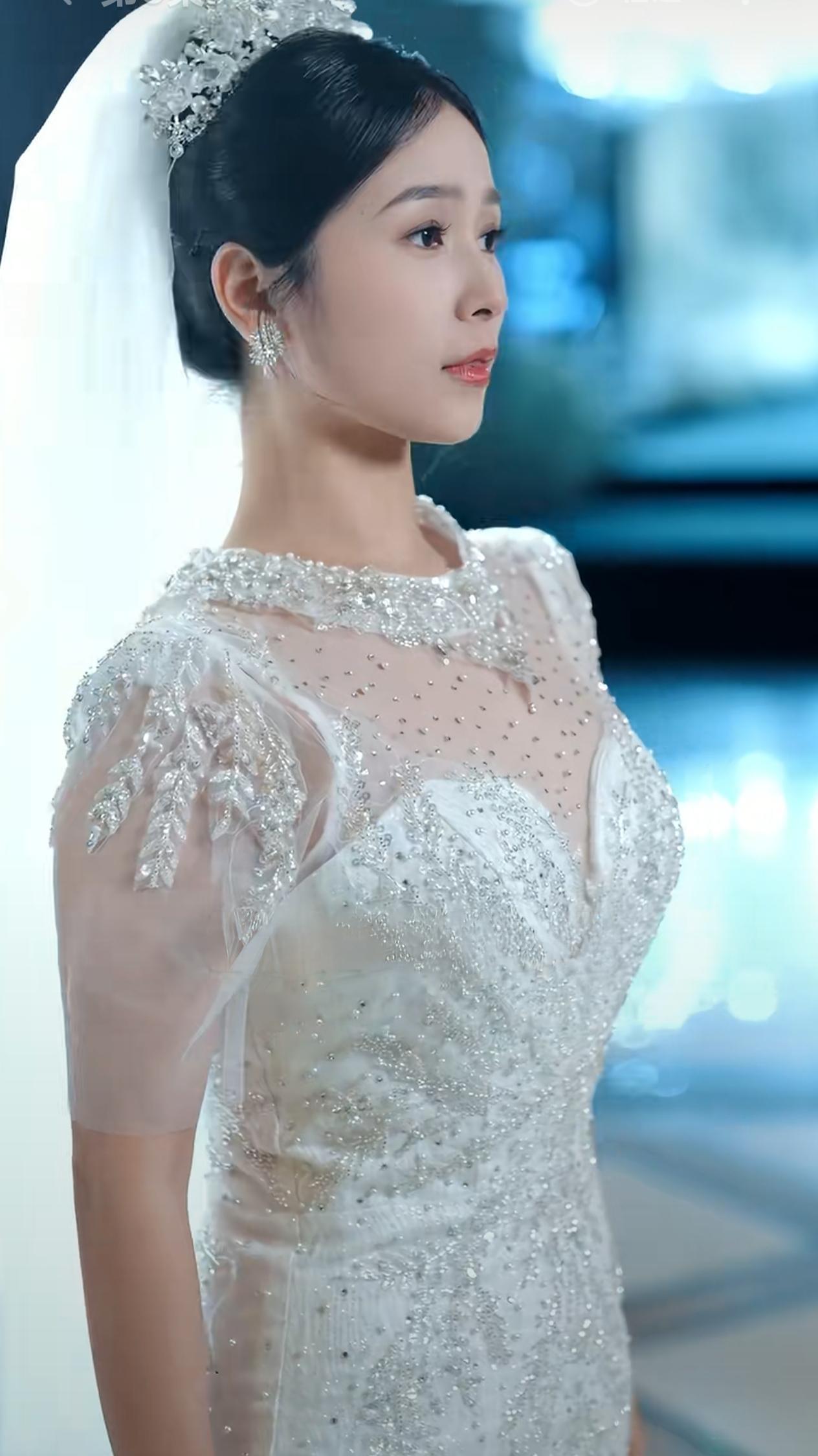 严雯丽，红果短剧美女！
一身满镶碎钻的重工鱼尾婚纱，柔和流畅的身段，精致华丽，眉
