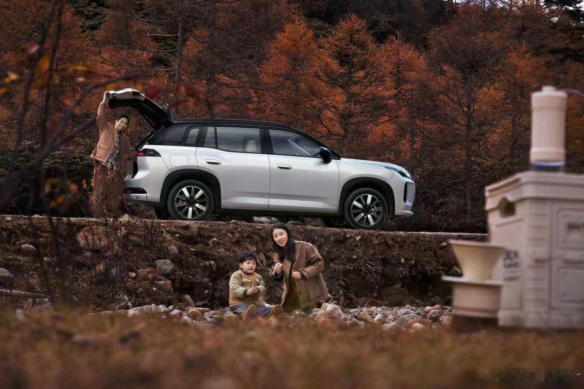 近赏杉如海，车映秋色浓i60舒享空间纳秋意，笑映孔雀红埃安i60一次油电穿三江埃