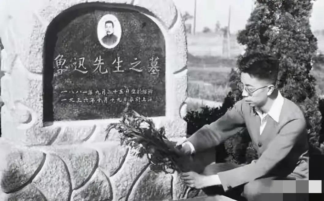 1949年10月，上海，20岁的周海婴来到父亲鲁迅墓前献花时的一幕，当时正值鲁迅