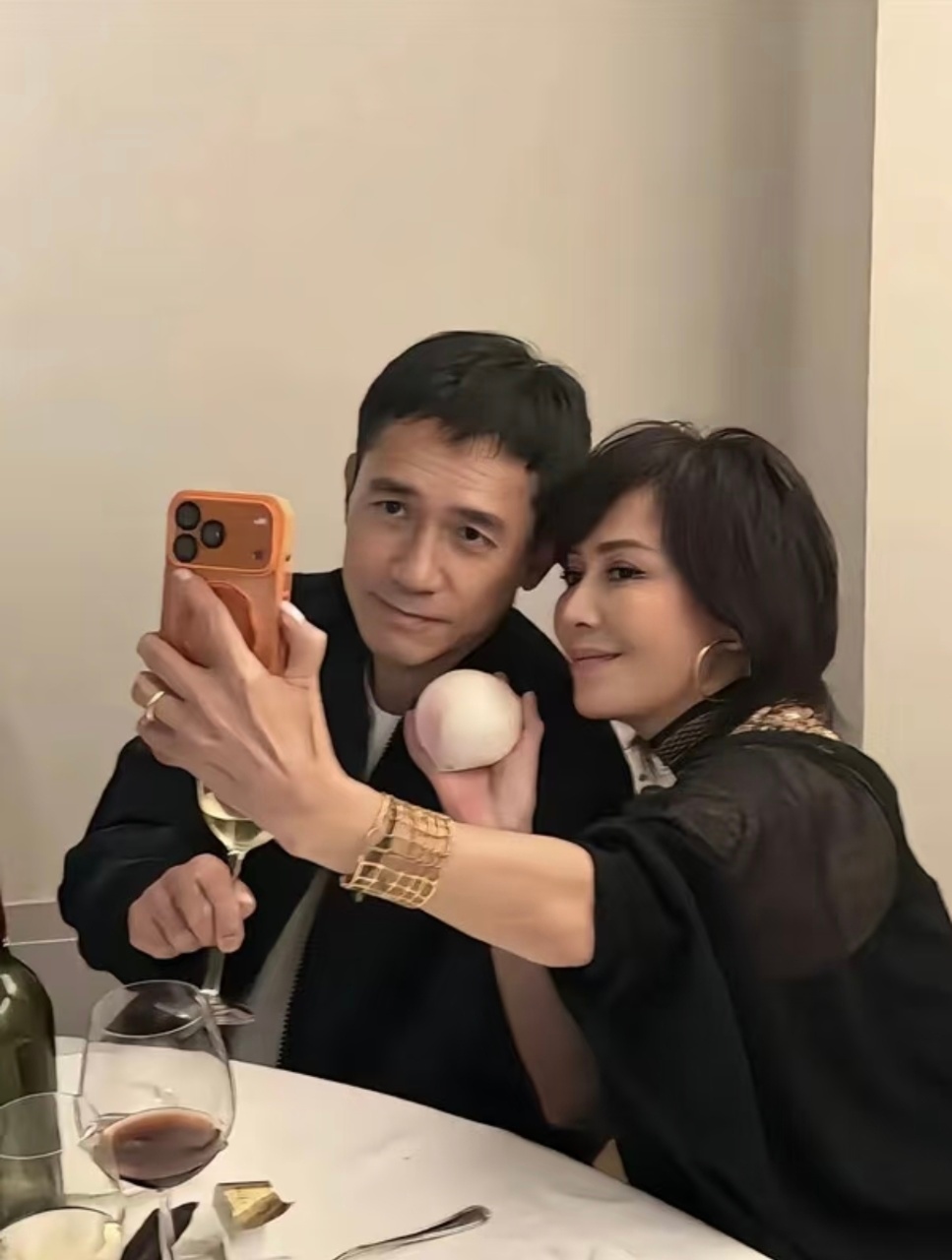 宁静说刘嘉玲守着梁朝伟吃得有点多 《一路繁花2》名场面刷屏！宁静大胆吐槽像极了观