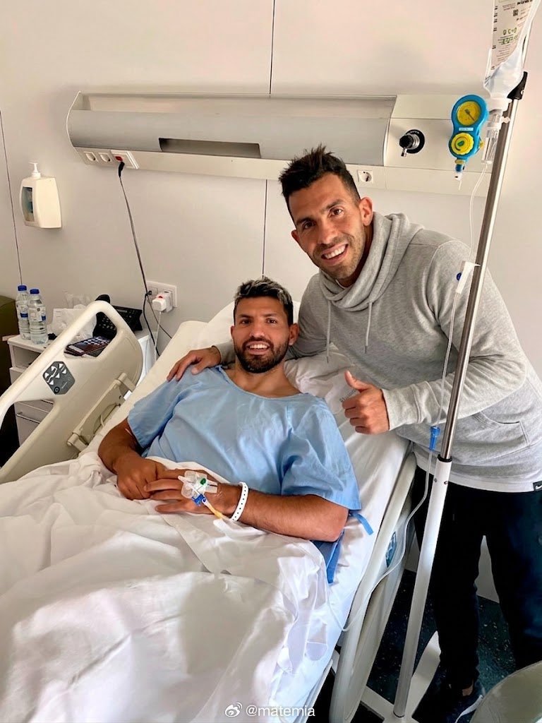 卡洛斯·特维斯在阿圭罗于独立队老将比赛中脚后跟跟腱撕裂并接受手术后，前往探望了他