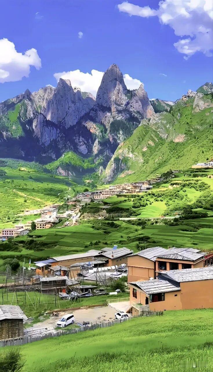 上联:春风握笔绘山水
下联:芳草挥毫写春秋
横批:生机盎然