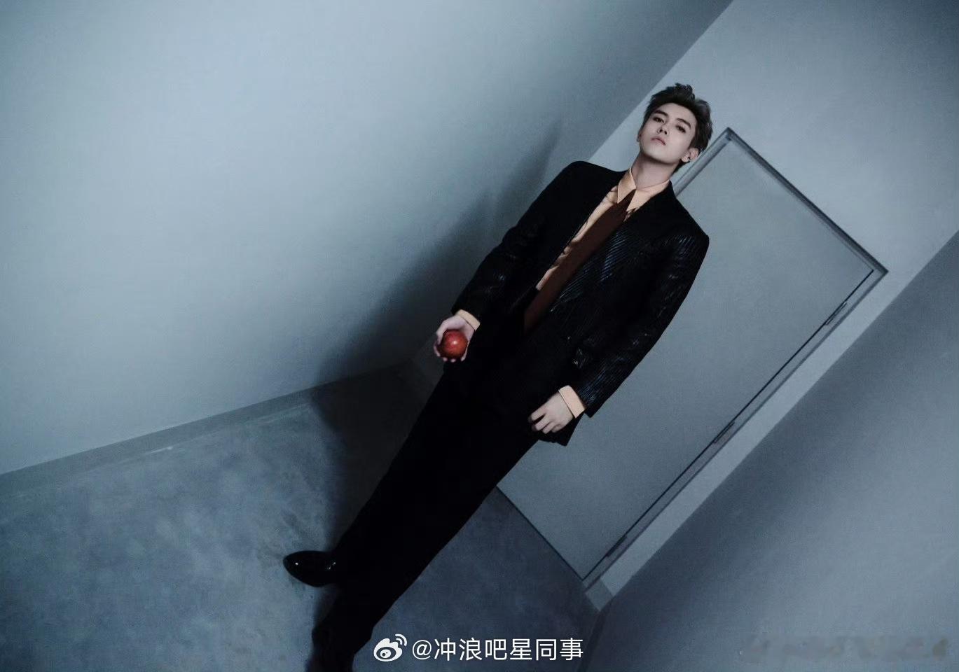 陈飞宇红毯苹安出图 阿瑟红毯出发图道具是苹果诶，谐音梗也是被陈飞宇玩明白了，苹安