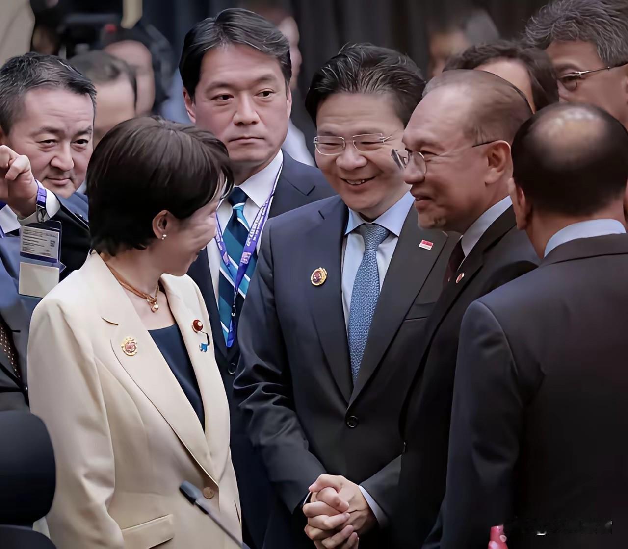 你觉得日本军国主义是否真的会卷土重来这是显而易见的事情。日本军国主义的基础很厚实