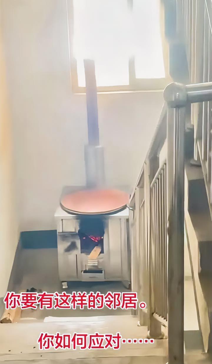 楼道里搭锅灶，遇到这种邻居怎么办？
近期一网友刚下楼，突然发现楼道里放置了一个锅