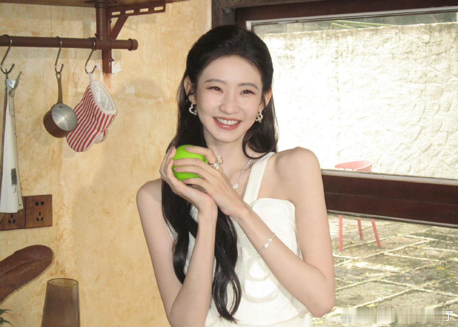 张艺凡三个人的世界太拥挤张艺凡被魏大勋杨迪两人夹击，最后默默退出三个人的世界还是