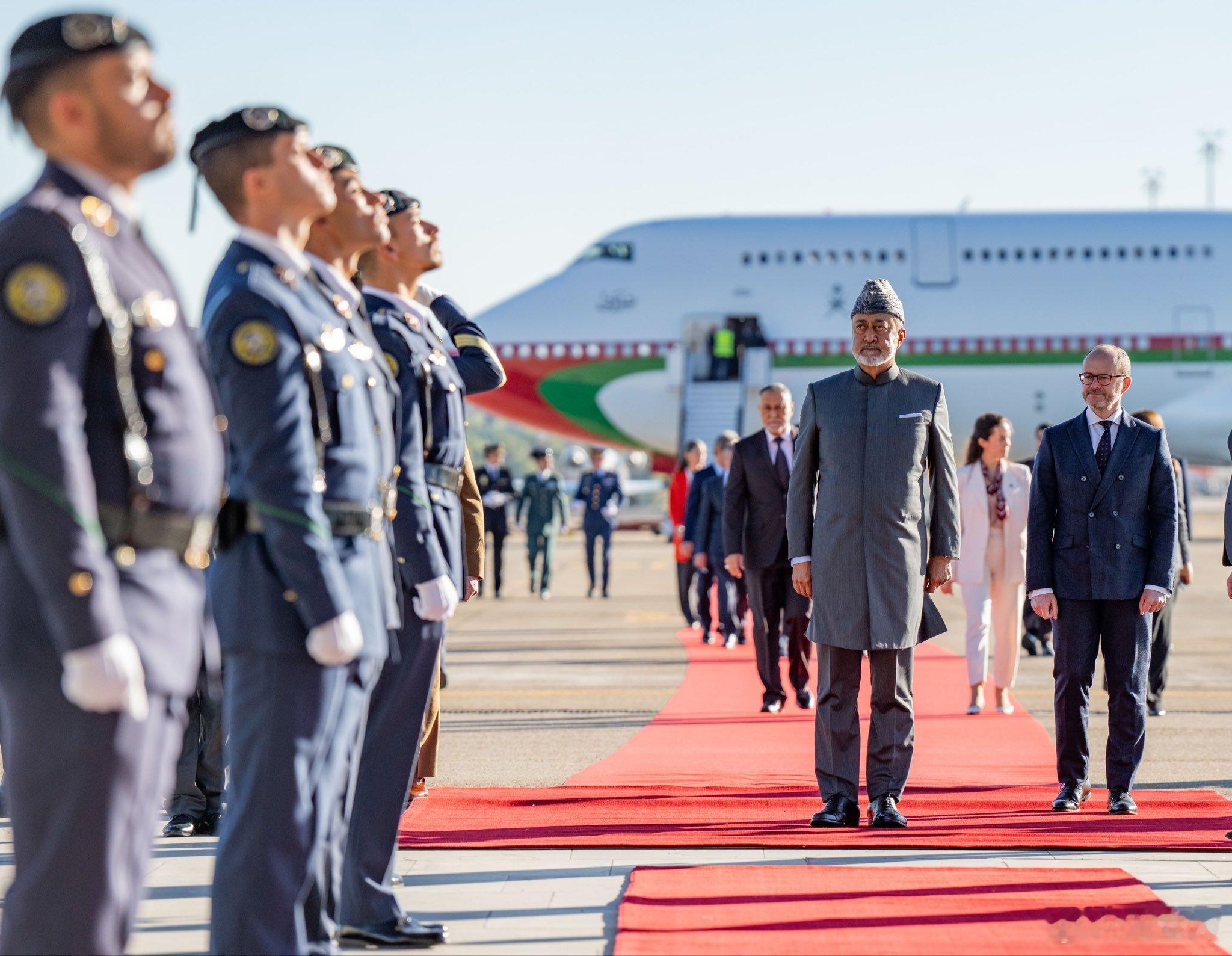 阿曼王室 🇴🇲11月3日，阿曼苏丹海赛姆·本·塔里克·阿勒赛义德提前抵达西班