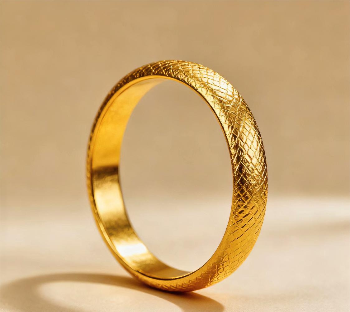 金价高涨，今日周大福等品牌金饰售价飙至1398元/克，国际金价也达1001.39