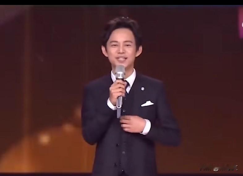 何老师五旬遭"烤"！那英华晨宇硬刚节目组改赛制，直播救场累瘫了？
 
咱说内娱综