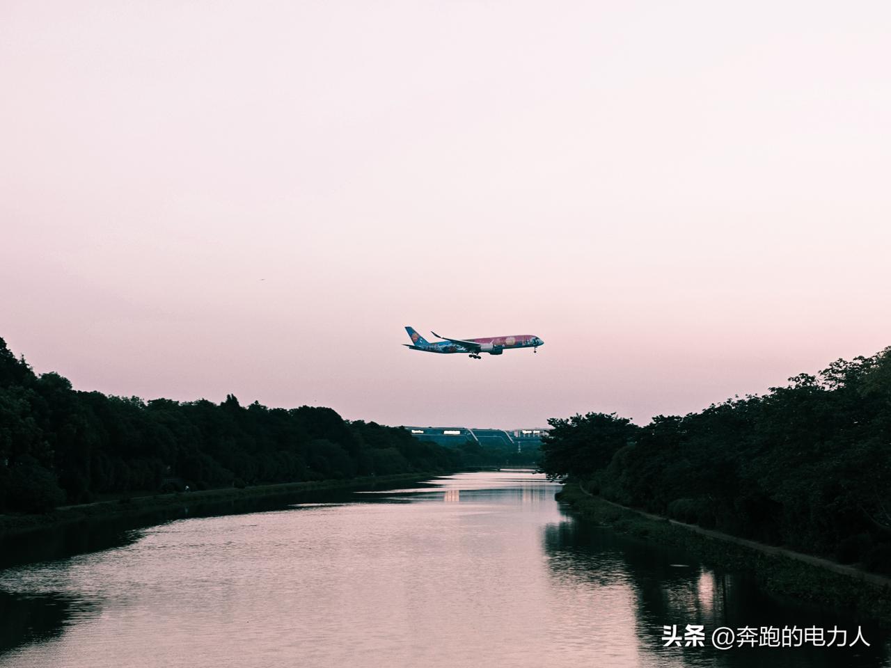 就买了一摞股票放那，想着赚点利息，晚上回来打开手机一看，账户里又少了五位数！炒股