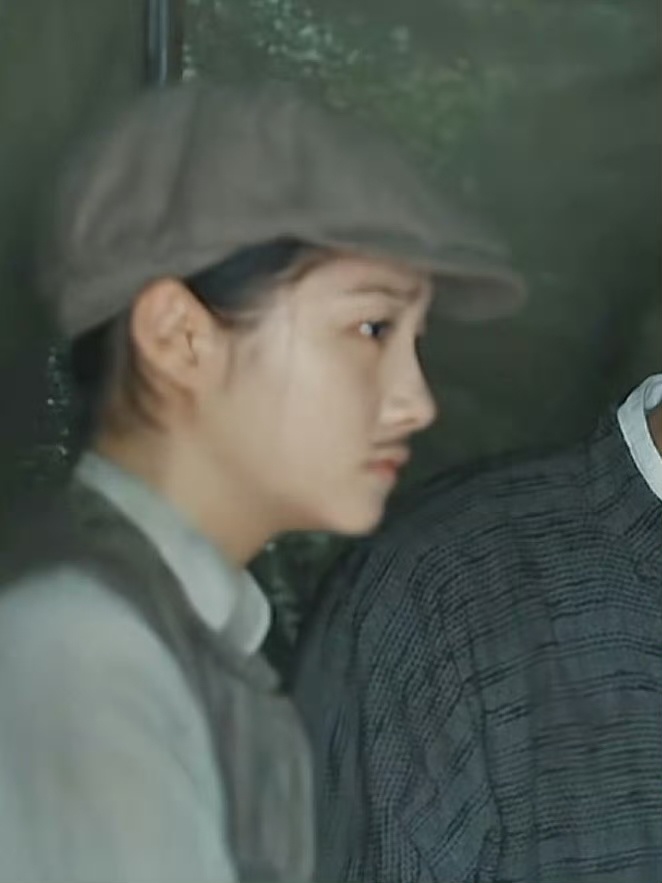 #关晓彤胡子剧照#左双桃这是又变装了，这次是个有胡子的男人#有胡子的关晓彤# ​