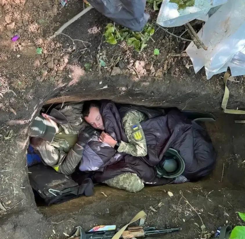 在俄乌战场上，当士兵们静静地进入梦乡时，一幅令人难以忘怀的景象，展现在我们眼前。