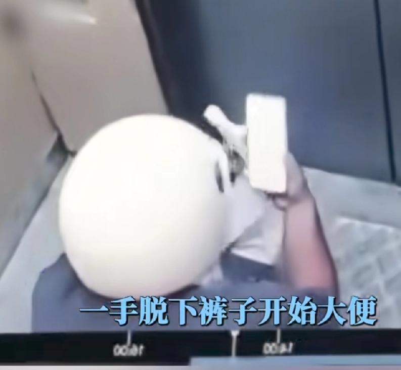 常德外卖小哥送餐时电梯里大便！一手拿着外卖，一手脱裤子拉屎，全程40多秒，一气呵